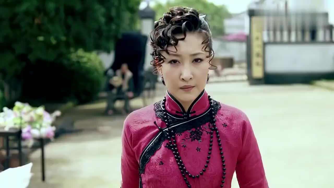 一代枭雄朱彩灵被青年跟踪说话赶不走直接掏枪让青年滚蛋