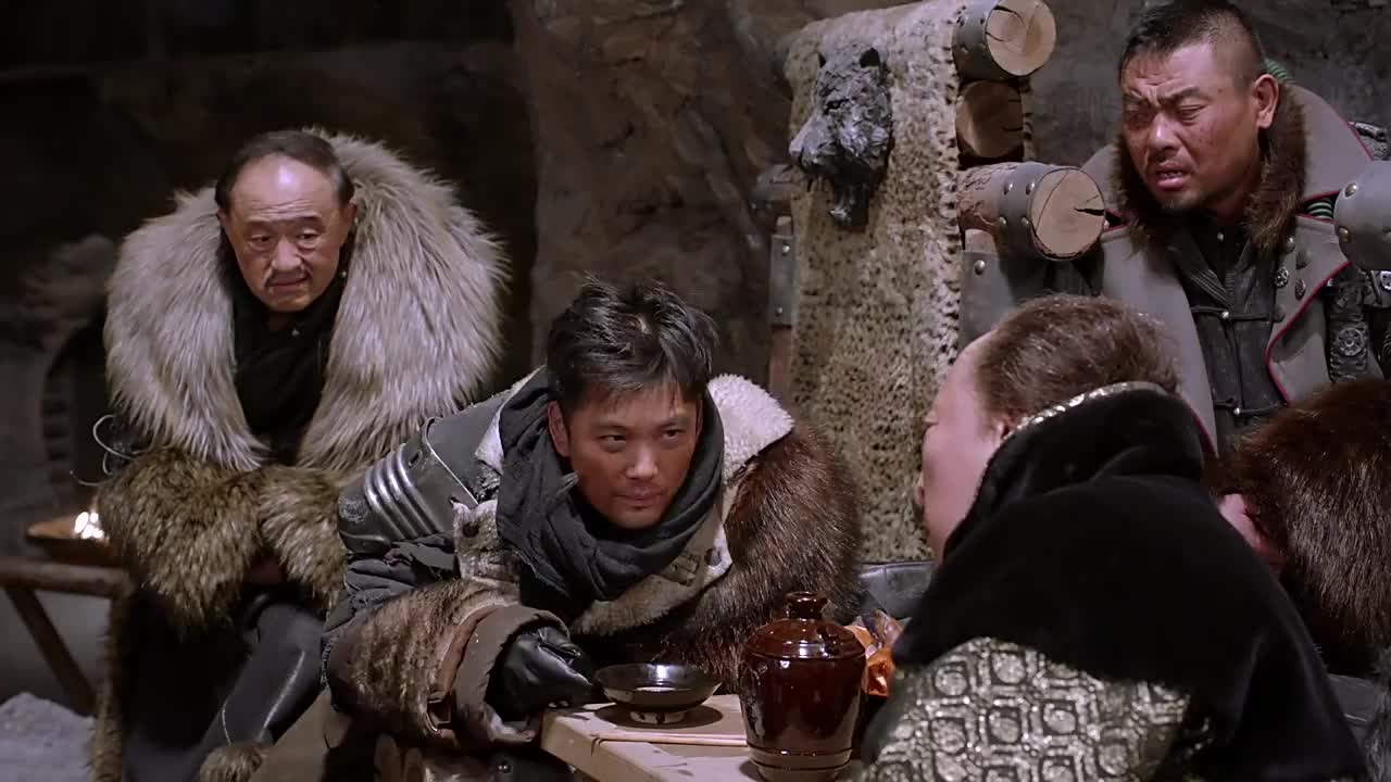 林海雪原:一撮毛向三爷汇报情况,三爷听后心中疑惑