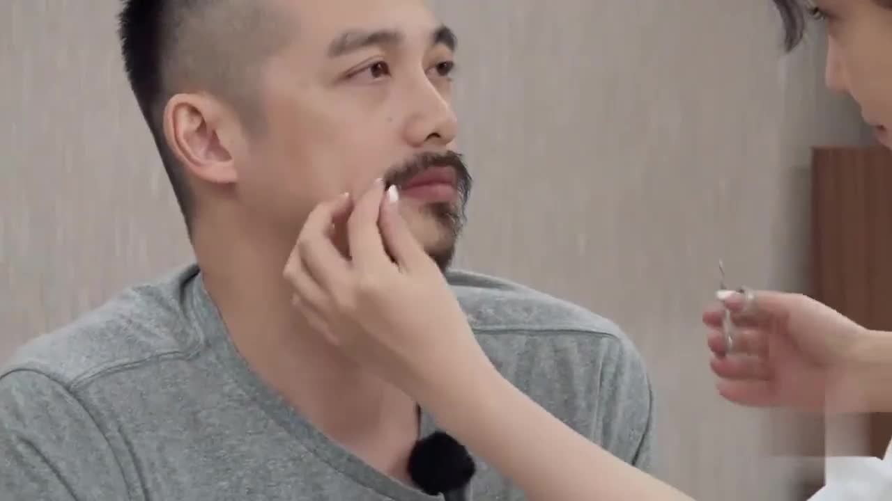 杨子姗帮吴中天修胡子狗粮撒得猝不及防朱丹狂吃狗粮