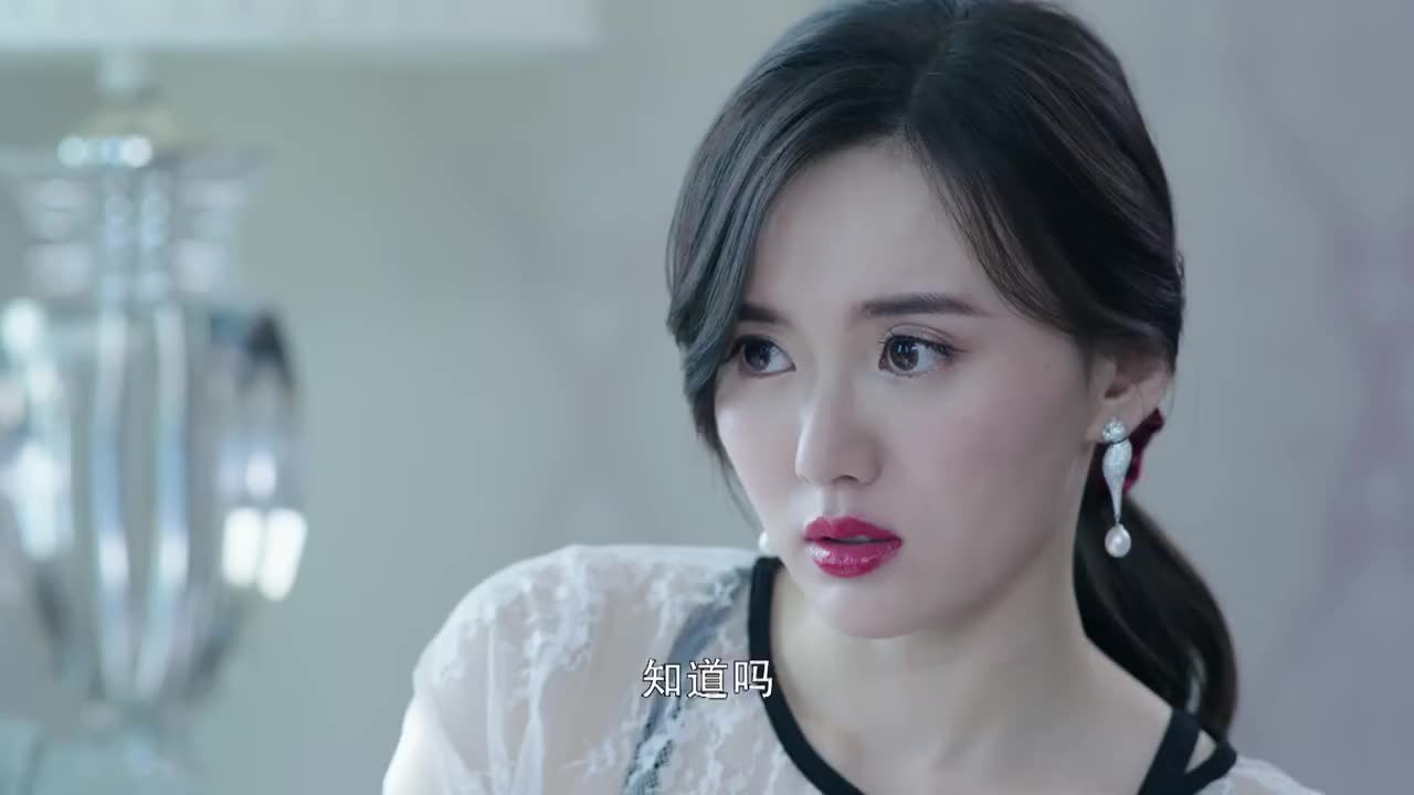 暖爱看着帮自己涂药的江村秦樱素心里很感动