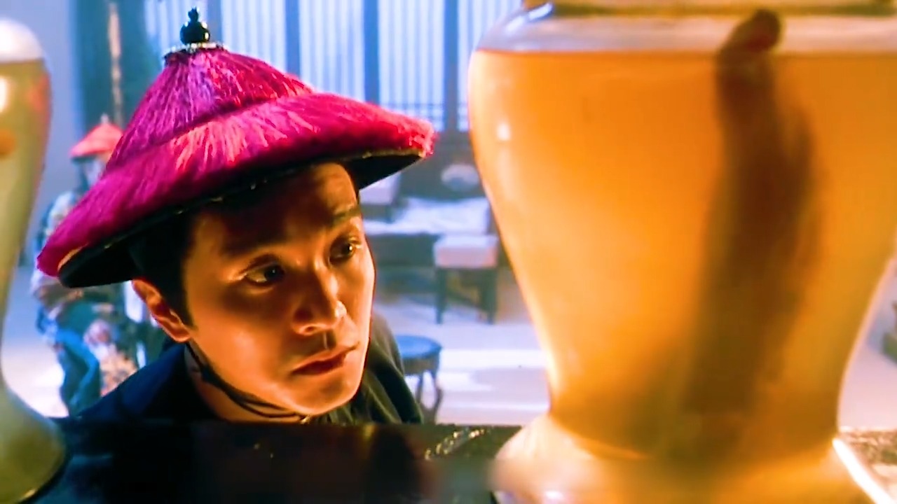 韦小宝误打误撞当了太监，还被太监总管收入门徒，起名小春子