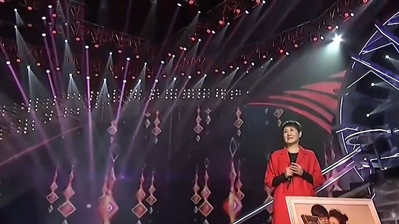 张凯丽倾情演唱《牵手》情真意切感人至深