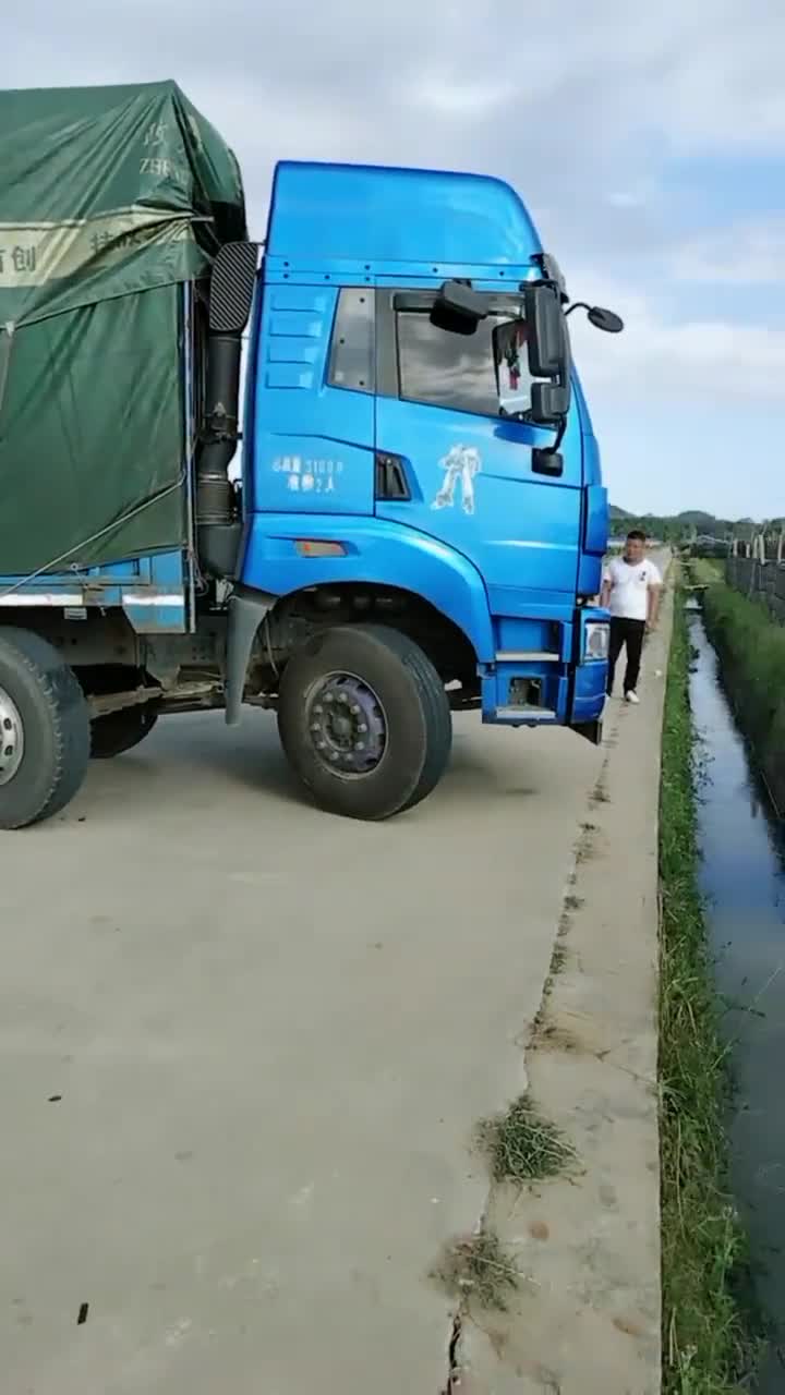 一条马路占了一半