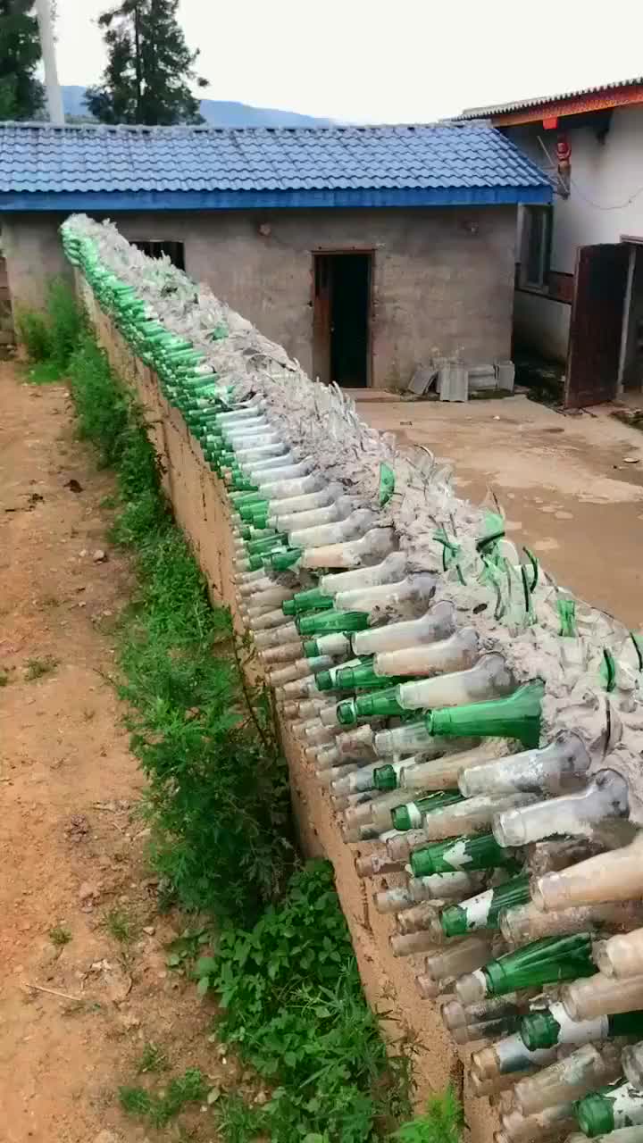 用啤酒瓶垒的墙,估计家里肯定有值钱的东西,看完就明白了