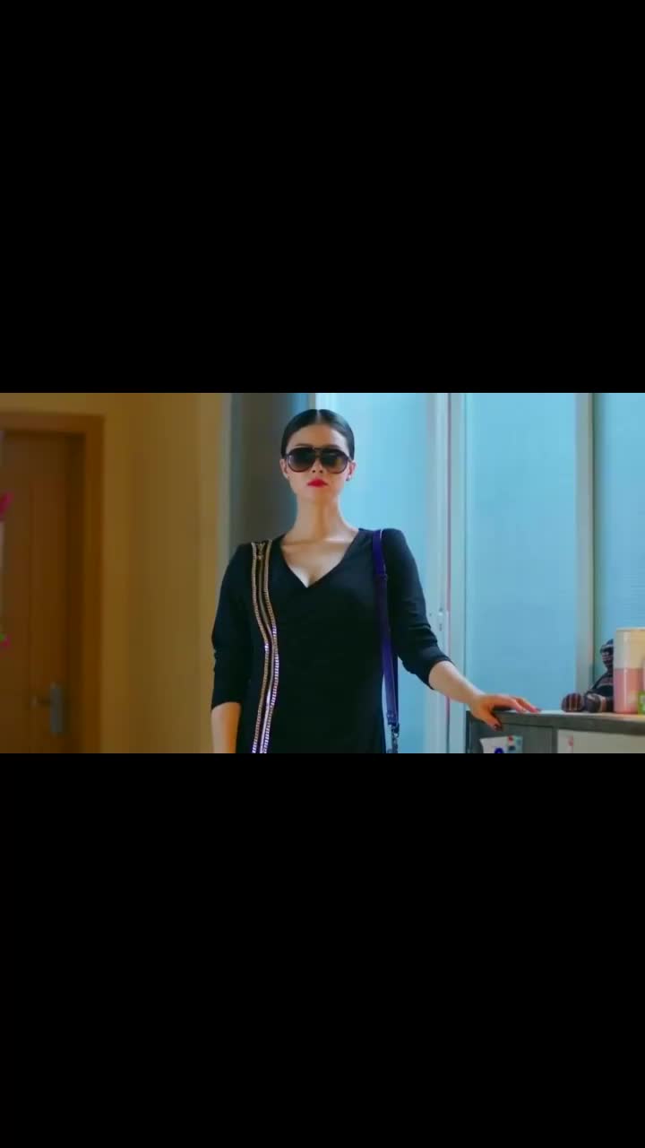 樊胜美去听音乐会,换上v领短裙,关关觉得她太夸张