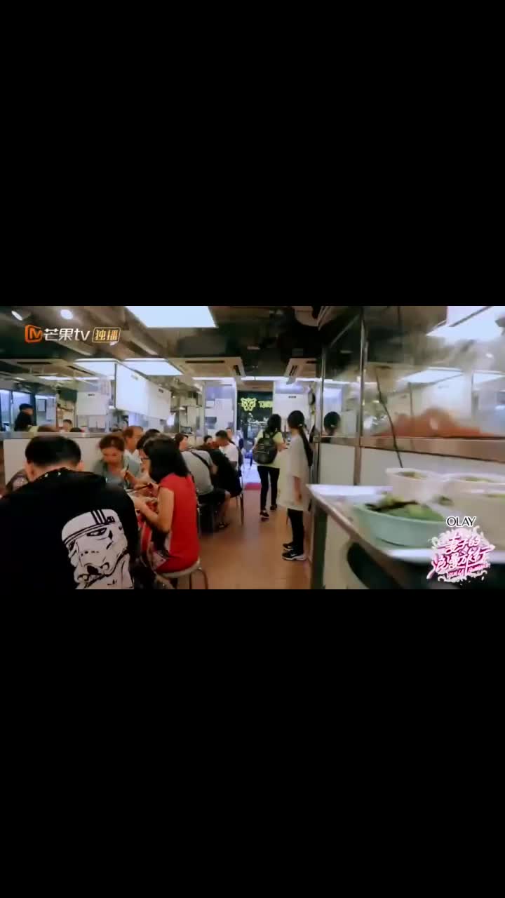 应采儿一见面就开始翻旧账指责陈小春春哥只好伺候她吃饭