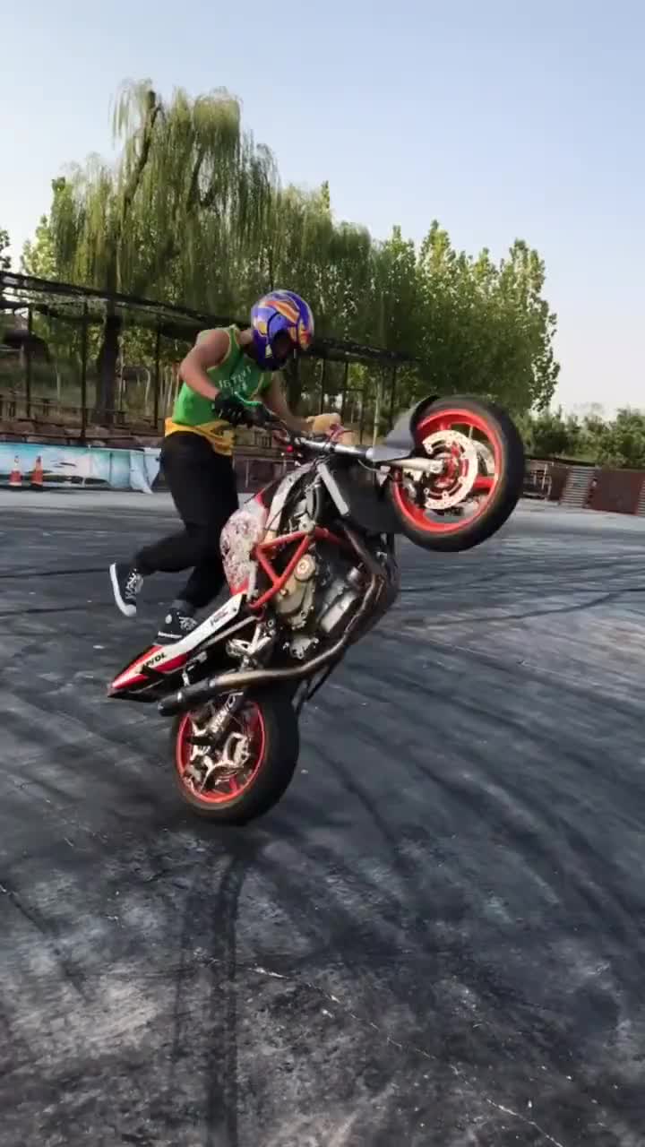 摩托车手翘头炫技__财经头条