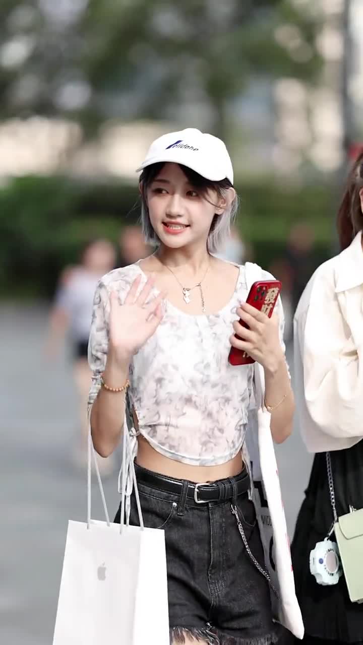 街头偶遇活泼可爱的代古拉k