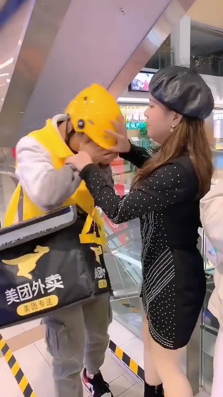送外卖时碰见女朋友太暖心啦