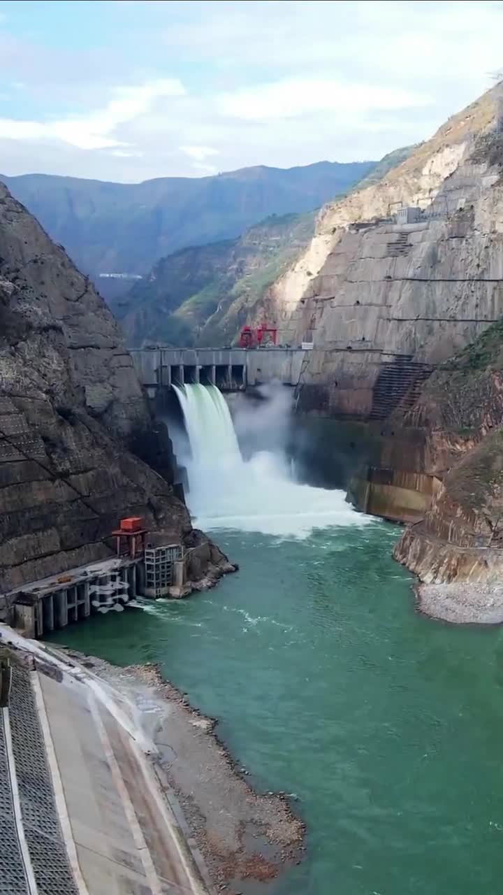 乌东德水电站,看看和我们这边的白鹤滩水电站有何异同!_手机新浪网