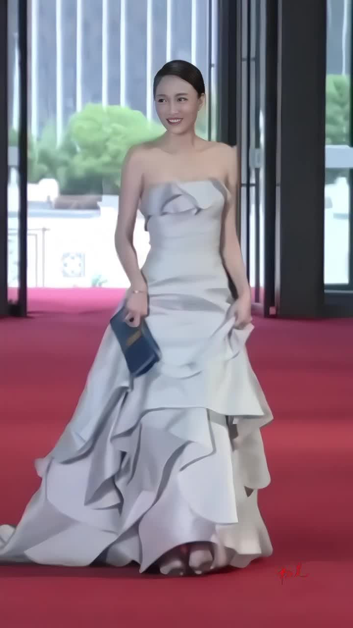 红毯名场面陈乔恩唐嫣，两位大长腿美女同框，你更 pick 哪一位