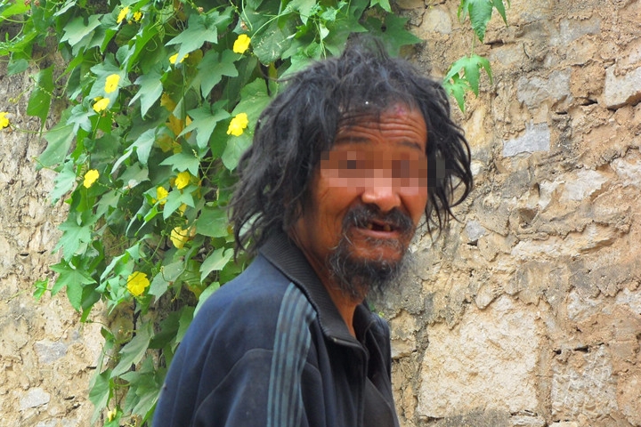 乞丐救了一条黑狗,没想到多年后黑狗改了乞丐的命,如今成老板