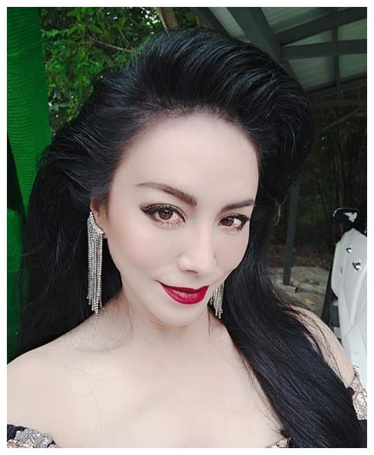 田丽太会穿穿一字肩长裙搭配大背头造型大胆完全不像五十八岁