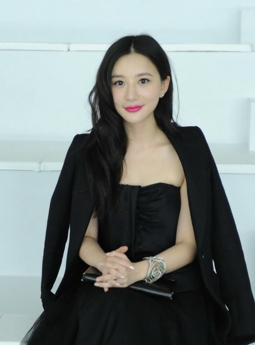 明星美照,图一女星熊乃瑾西装当披风,内搭抹胸裙很抢眼!