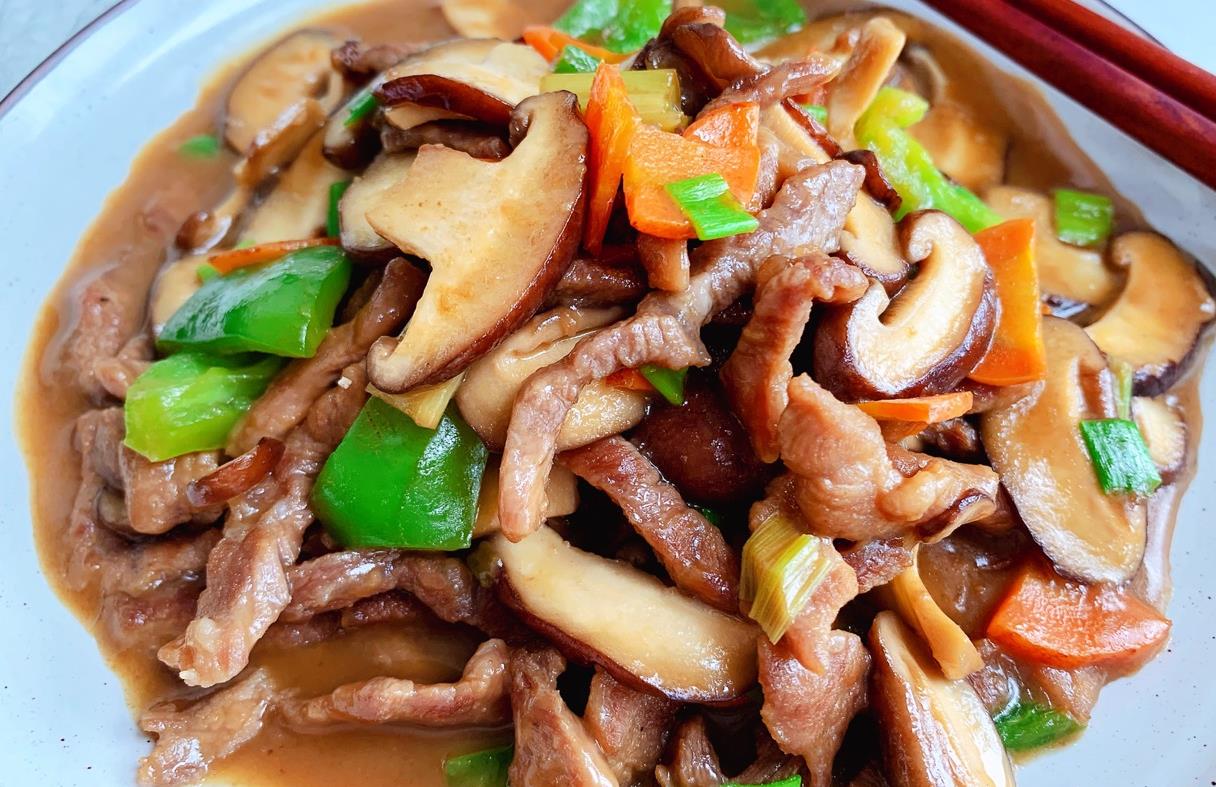 简单的家常菜香菇炒肉丝鲜香爽滑又下饭回家10分钟就吃饭