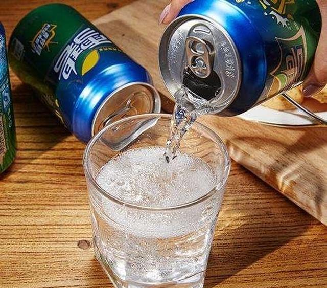 各种透明的饮料,上班喝啤酒老板都不会发现,雪碧:你们开心就好