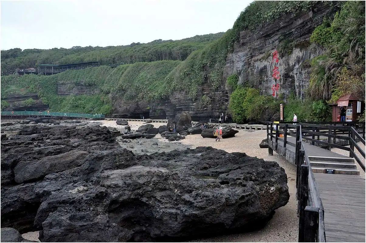 主要景点有:鳄鱼山灯塔,汤翁台,火山口遗址,龙宫探奇,藏龟洞,贼佬洞