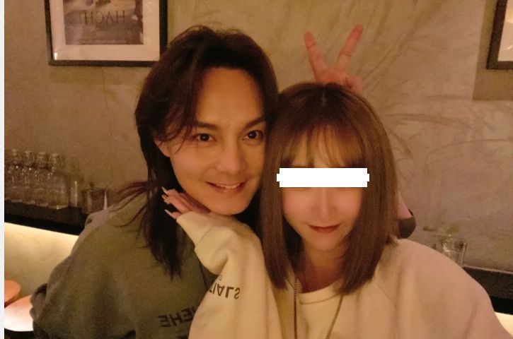 网友酒馆偶遇尹正与女粉丝贴脸合影比耶太过亲密惹争议