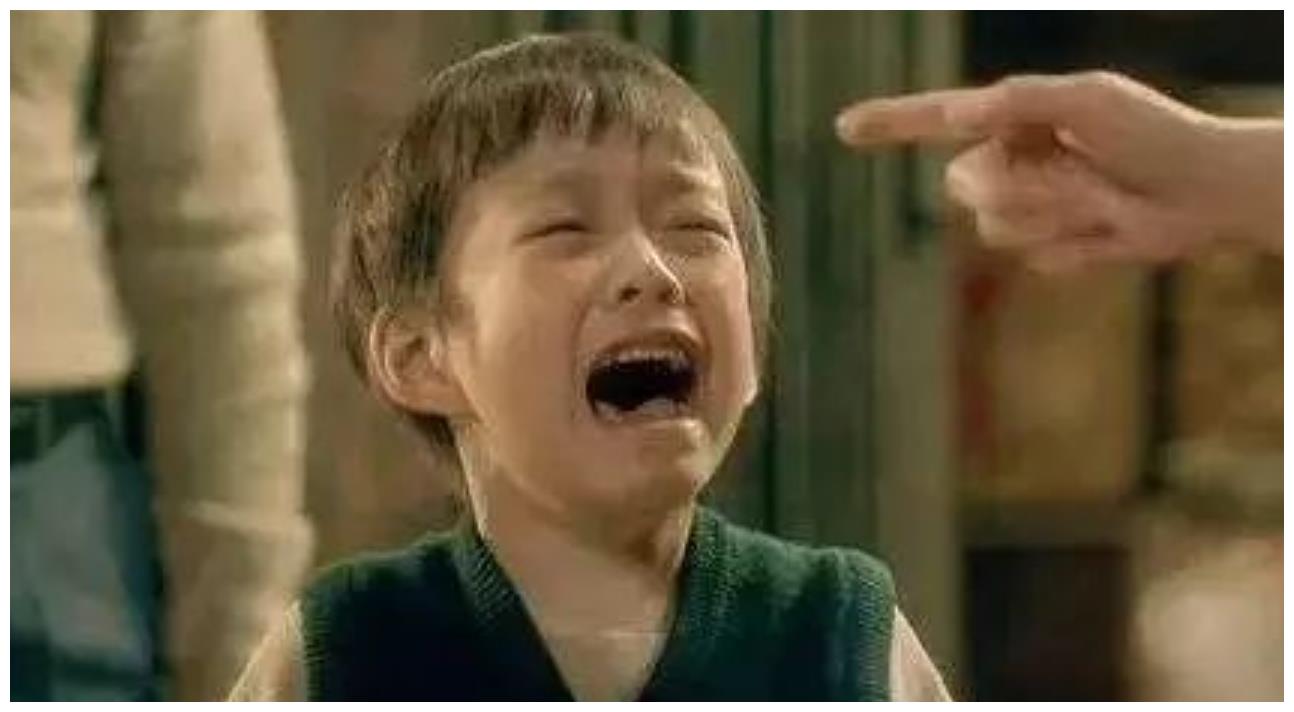 3岁孩子犯错在阳台罚站，妈妈以为在认真反省，走近一看哭笑不得休闲区蓝鸢梦想 - Www.slyday.coM