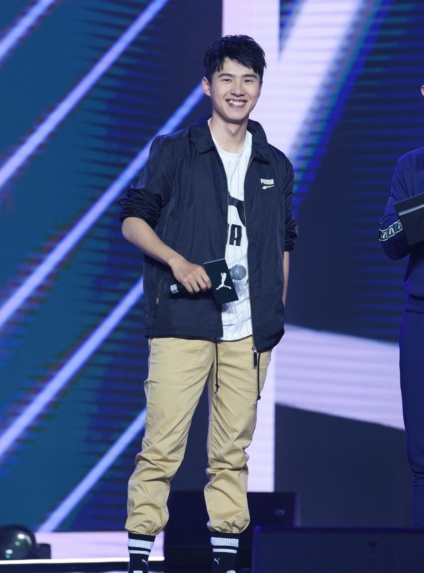 刘昊然的运动风穿搭,是让人心动的帅气学弟模样了_高清图集_新浪网