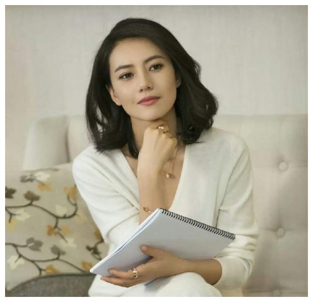 如果你看过高圆圆花季年龄的照片,就知道什么叫美女了,当时高圆圆皮肤