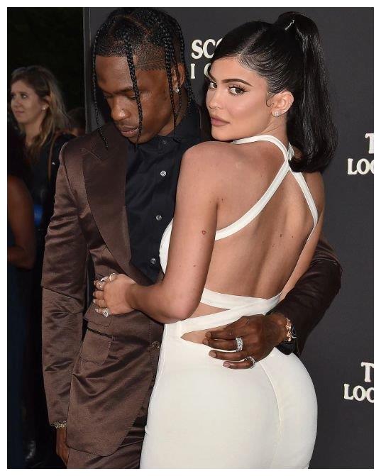 凯莉·詹娜久违陪非裔歌手走红毯,穿绿裙显玲珑身姿,恋情已明朗