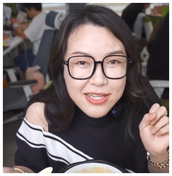 大胃王浪胃仙改变吃播方式穿露肩女装留长发员工那我走