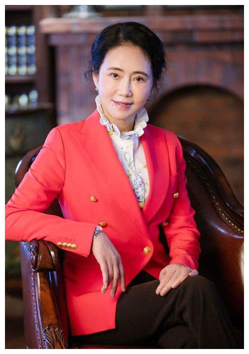 又一女老板崛起!靠"车灯"赚宝马,奔驰的钱,如今坐拥160亿