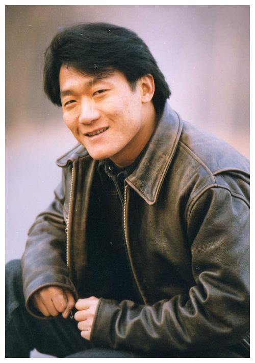 唱《笑脸》唱红的谢东,曾因吸毒被抓,如今妻女相伴其乐融融