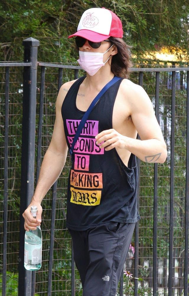 6 6月27日,有外媒拍摄到美国演员 杰瑞德·莱托 在纽约街头的最新街拍