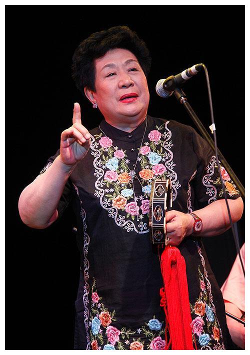 唱《笑脸》唱红的谢东,曾因吸毒被抓,如今妻女相伴其乐融融