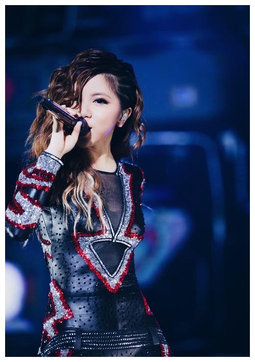 淡妆的邓紫棋差点认不出她才是卡姿兰大眼睛