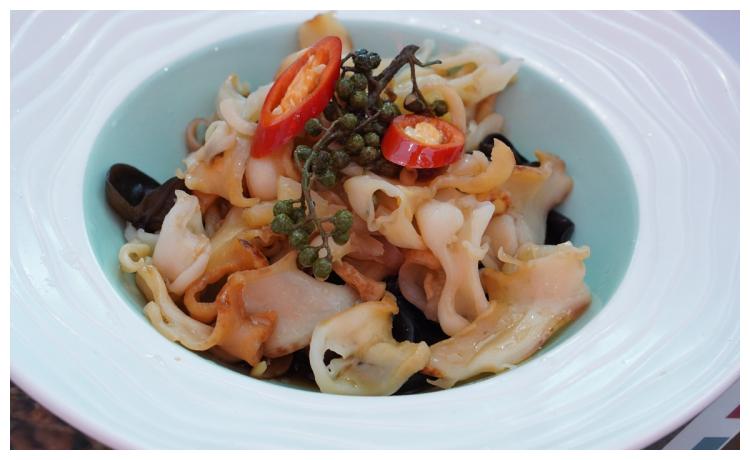 爽脆可口的捞汁玉螺片,清辣爽脆的藤椒猪肚丝,香甜嫩滑的鱼香茄子,外