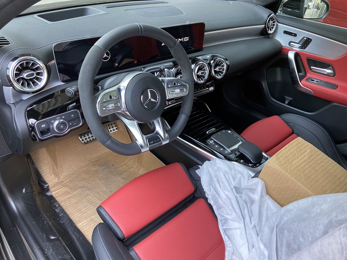 1 / 18 车辆型号:a45 amg ,颜色内饰:黑外/黑红, 引擎参数:2.