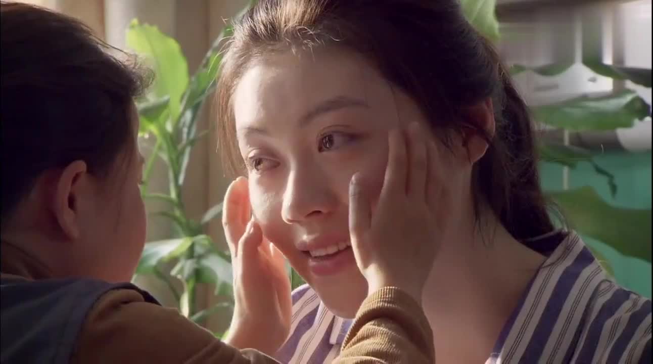 袖珍妈妈:袖珍女拿着合照,脑海里全是和女儿的幸福回忆,泪奔!