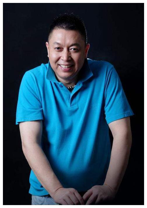 61岁主持人王为念满身插管子,直呼身体没大碍,夜晚仍与美女跳舞