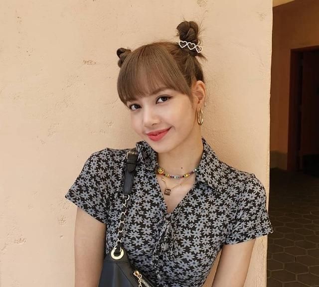 扎起丸子头的lisa,天真可爱有气质,真的太甜啦!