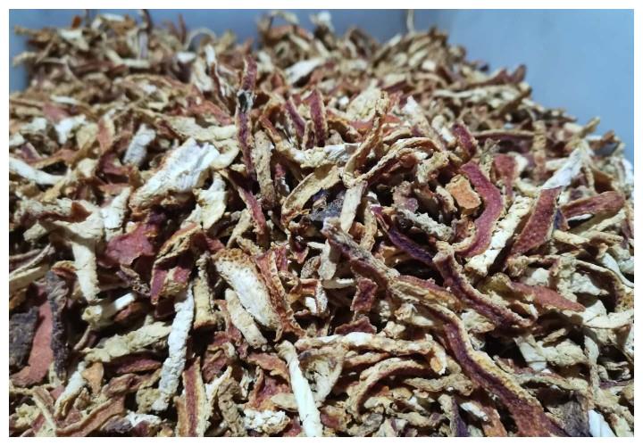 闻起来比较刺鼻,有很强的中药味,细细品尝,略带苦涩!