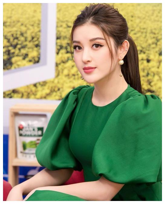 nguyen95年出生,以模特身份出道的她,在模特圈摸爬滚打一段时间后,她