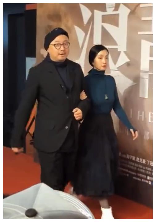 小陶虹又瘦了,穿衣知性小蛮腰明显,徐峥却啤酒肚大快系不住扣