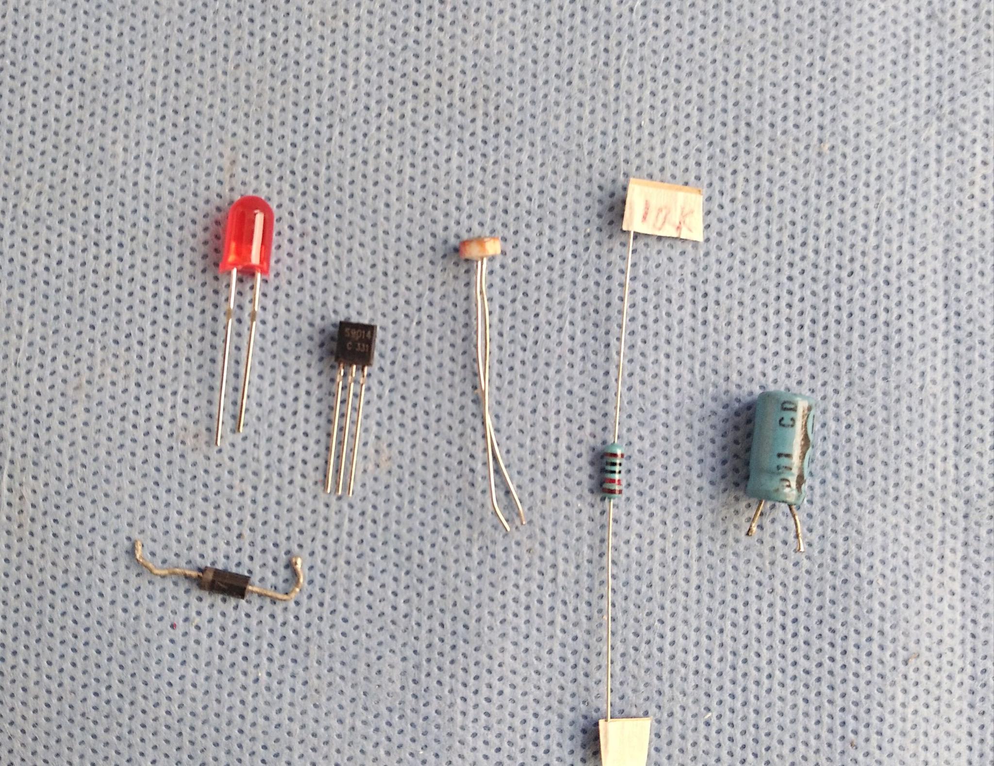 用光敏电阻制作一个实用光控小夜灯