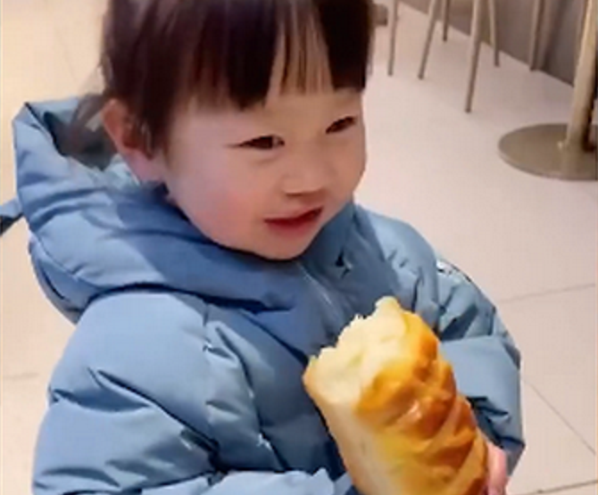 太可爱!2岁萌娃偷啃橱窗面包被发现,妈妈的做法值得点赞休闲区蓝鸢梦想 - Www.slyday.coM 太可爱!2岁萌娃偷啃橱窗面包被发现,妈妈的做法值得点赞休闲区蓝鸢梦想 - Www.slyday.coM