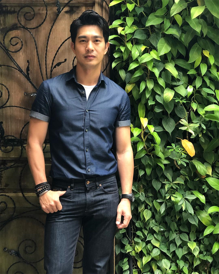 1998年演员方展发因参与新加坡电影《forever fever》而受到关注,之后