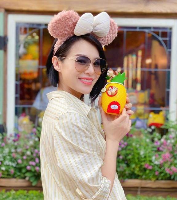 胡杏儿带小儿子去迪士尼玩穿条纹衬衫配健美裤一看就很自律