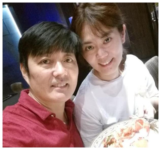 李志希:娶小9岁空姐生2女1子,自曝维护婚姻全靠牺牲忍让