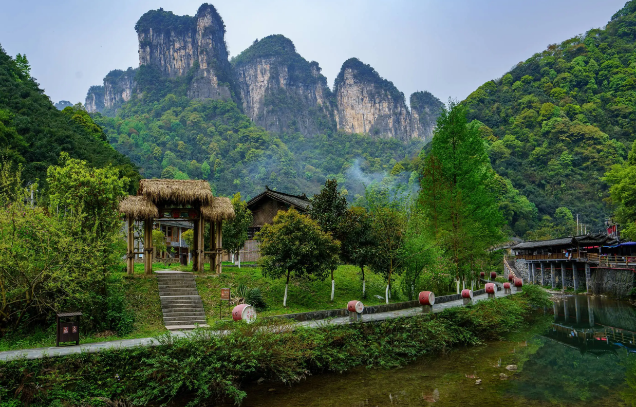 探访德夯大峡谷,瀑布高悬,峡谷深壑,风光旖旎__财经头条