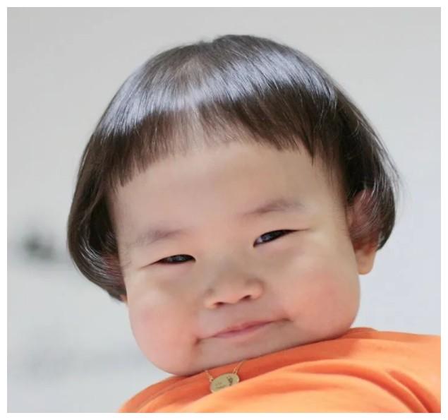 而这位留着西瓜头,单眼皮,圆脸蛋的娃名叫惠珠,她今年才5岁哟.