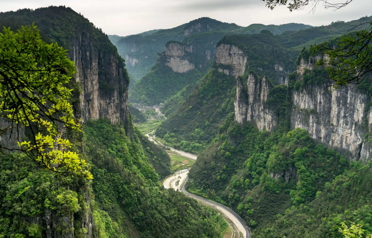 探访德夯大峡谷,瀑布高悬,峡谷深壑,风光旖旎__财经头条
