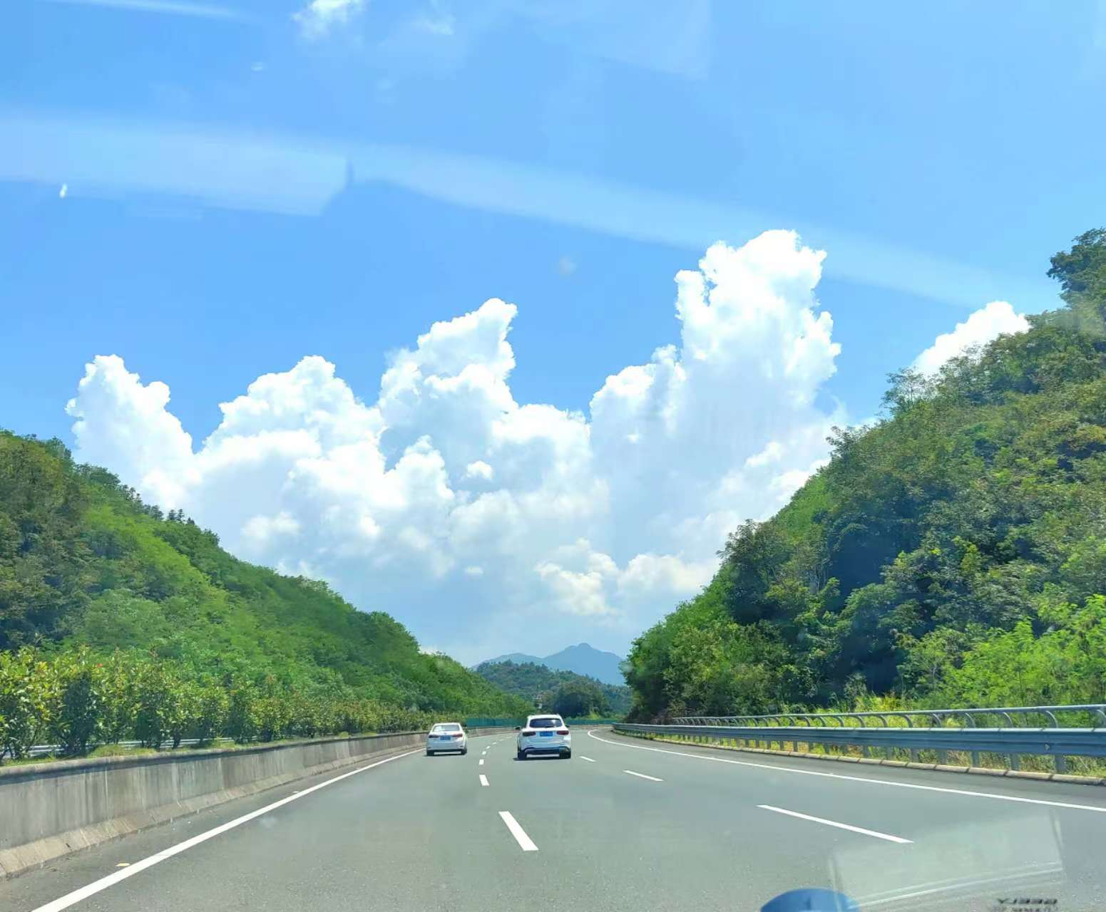 蓝天白云,高速路沿途的风景