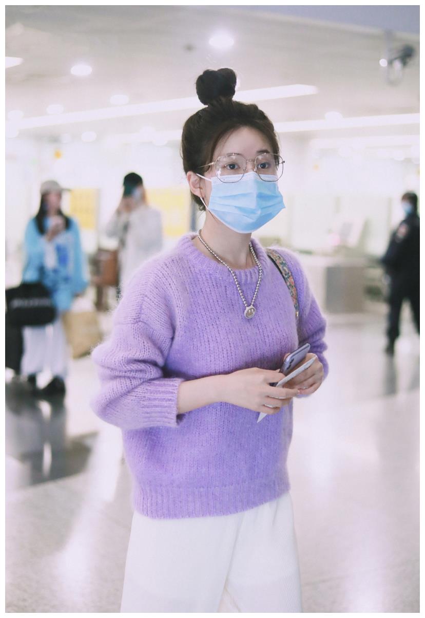 可爱专业户赵露思的秋季穿搭好温柔配色柔和的针织衫甜美